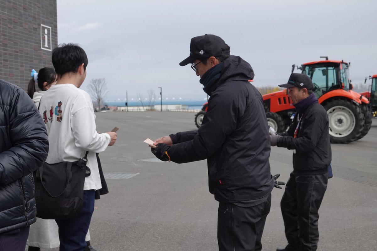 kubotaagrifront's tweet photo. Fビレッジ各所で実施中の、トレーディングカードを集めると『クボタ×ファイターズ』の特別グッズがもらえるイベント🎁
好評のため間も無く終了です💦
ご参加いただいた方々、誠にありがとうございました🙇
#AGRIWEEK https://t.co/AyURUiK6Gj