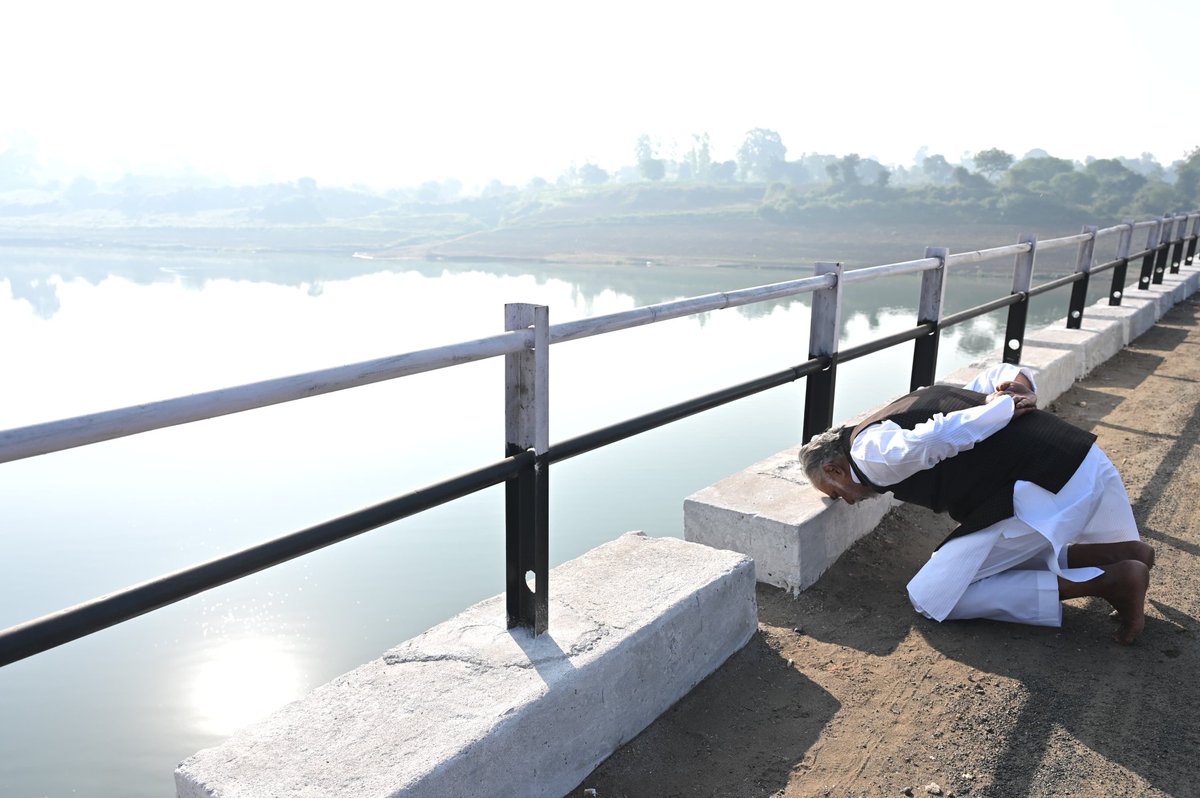 जबलपुर से नरसिंहपुर जाते समय रास्ते में झांसी घाट पर पुण्य सलिला माँ नर्मदा जी को श्रीफल अर्पित कर नमन किया।

नर्मदे हर