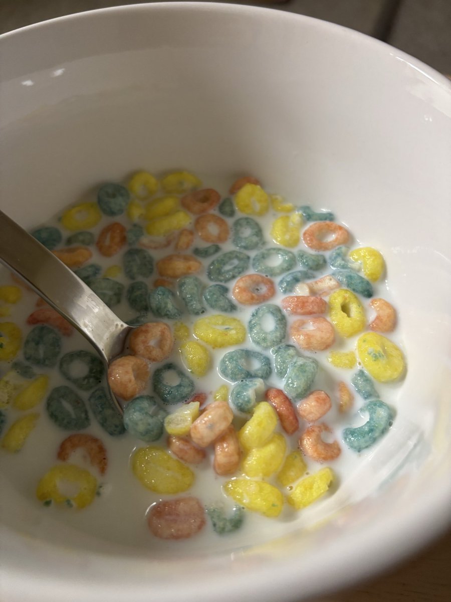 yukomuto's tweet photo. Magic Spoonのフルーツ味買ってみたらかなり不味かった、、レモンの芳香剤食べてるみたい
見た目も赤青黄色で不健康そう
ココア味とスモア味は気に入ってるんだけどなー https://t.co/1nqCxNOrKs