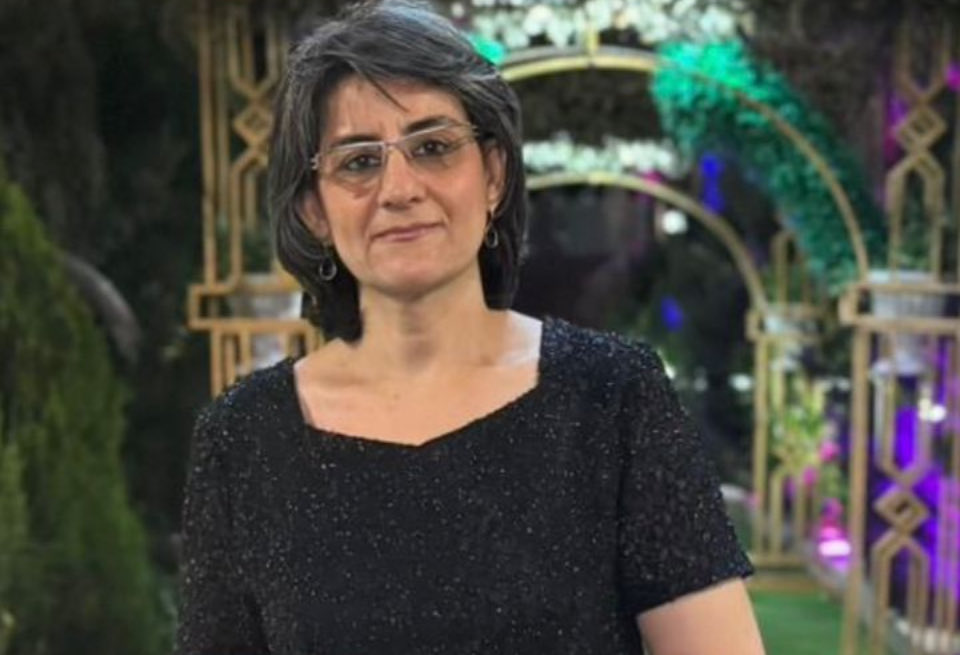 در ادامه بازداشت گسترده #بهائیان ایران روز شنبه۱۷ آبان ۱۴۰۴ ماموران امنیتی در شیراز لیلا عدالتی (بنگاله) را در منزل شخصی خود بازداشت و به محل نامعلومی انتقال دادند
#بهائی_بودن_جرم_نیست #اقلیت_دینی #زندانی_عقیدتی #داستان_ما_یکیست  #زنان_زندانی #بهائی_ستیزی #نقص_حقوق_بشر