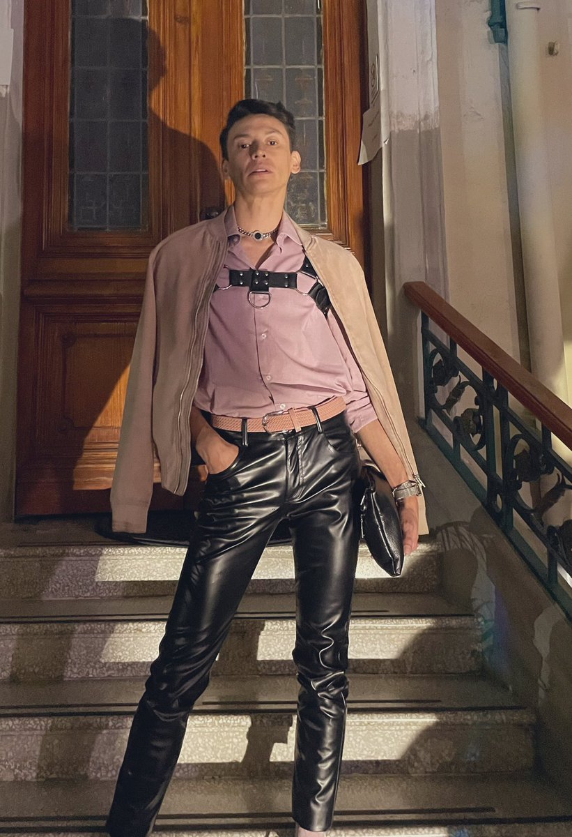 Hoy tuvimos fashion show de las marcas Guarro y Domina y de la Comunidad Leather y BDSM La Guardia.

Ya seeee que se sale de mi contenido habitual… pero me gusta como me veo y me vale 😤

#runway #fashion #leather #comunidadleather