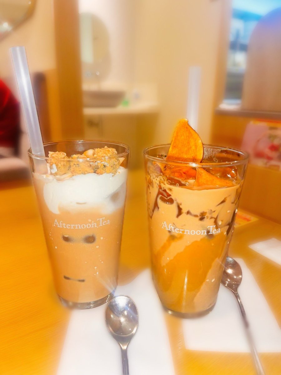 rinrin__1114's tweet photo. 【怪奇！1人でミルクティー２つ飲み女】 https://t.co/88lCHZyaW7