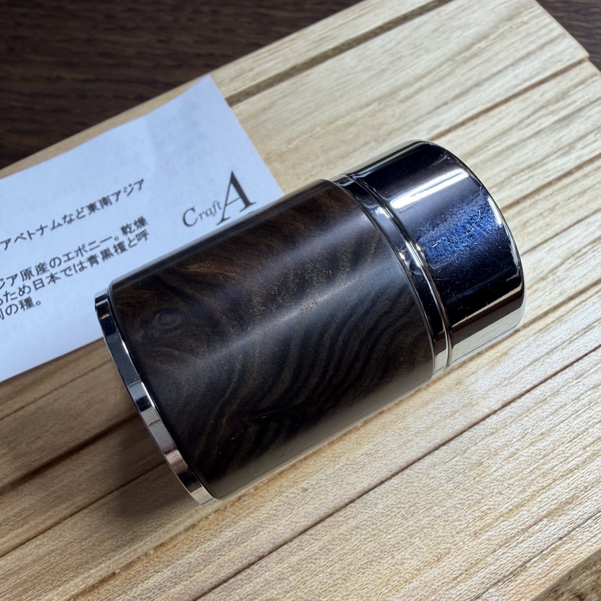 nebulousAlicorn's tweet photo. 【購入品/#TIPS2025】⑦鉛筆削り(黒檀・瘤杢)
#CraftA #クラフトエー
これまで目にしたことがなかったのですが新作ではないとのこと 道具としての機能もさることながら ペンとはまた違った形で杢目を楽しめるのはいいですね https://t.co/NcnwQTjgki