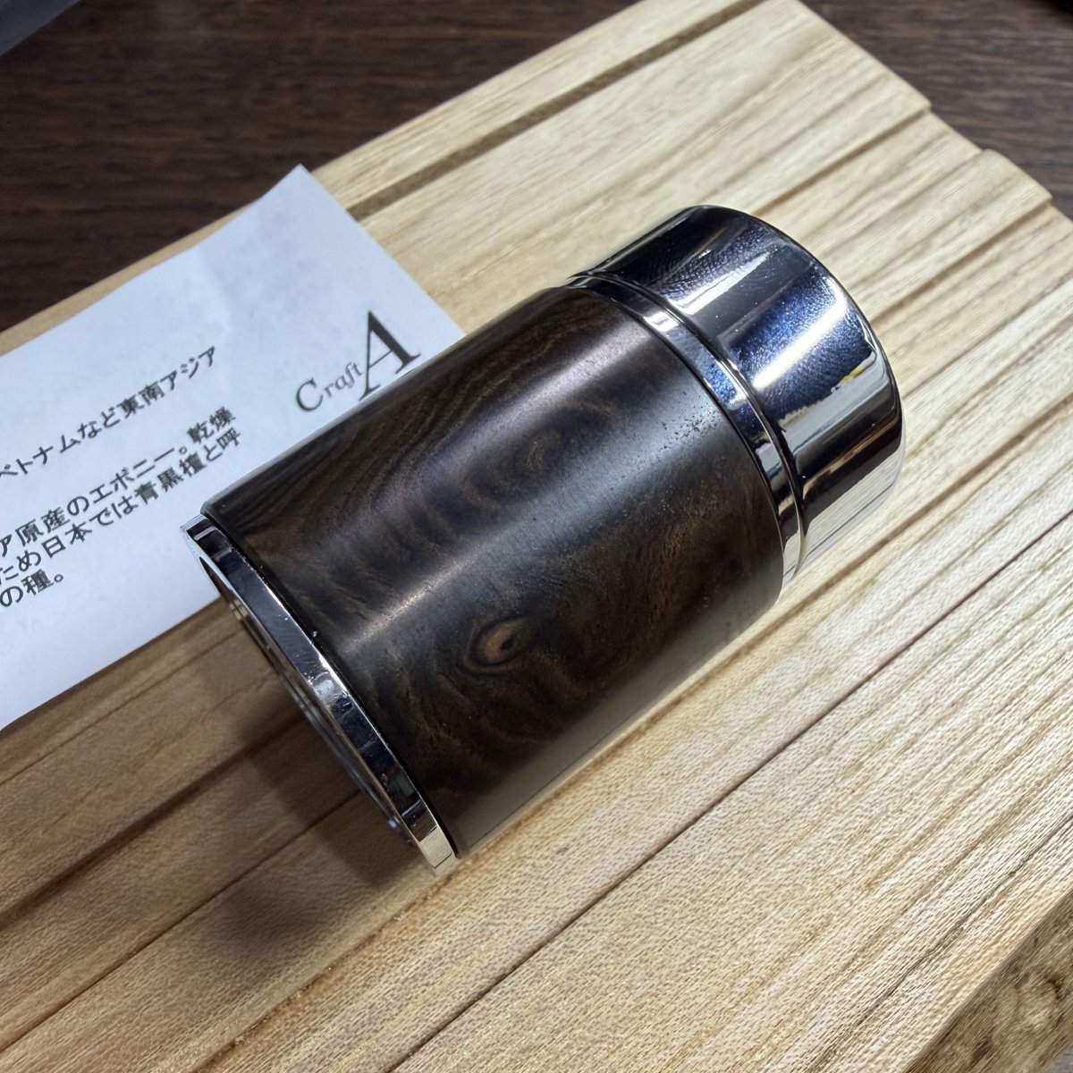 nebulousAlicorn's tweet photo. 【購入品/#TIPS2025】⑦鉛筆削り(黒檀・瘤杢)
#CraftA #クラフトエー
これまで目にしたことがなかったのですが新作ではないとのこと 道具としての機能もさることながら ペンとはまた違った形で杢目を楽しめるのはいいですね https://t.co/NcnwQTjgki