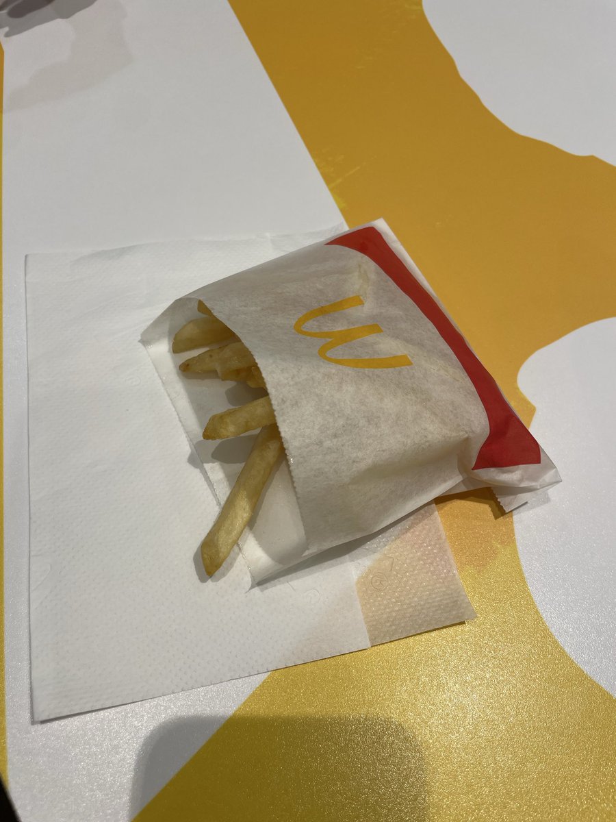 ABCDE43239735's tweet photo. @McDonaldsJapan こんなポテトって少ないん？ https://t.co/1IuNndaS89