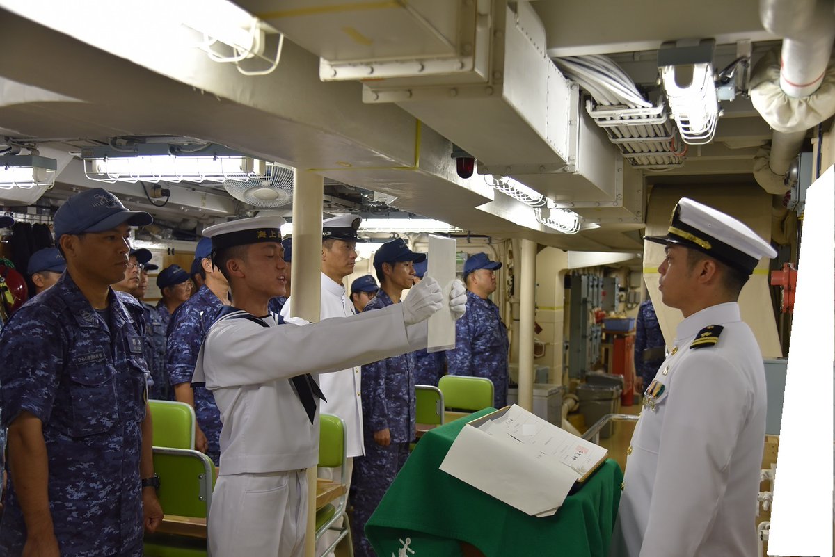 10月15日に今春入隊し、教育隊で初等教育を修了した初任海士3名が