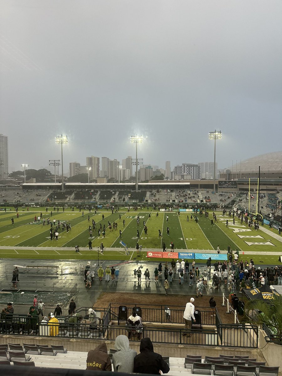 kchootz's tweet image. Here for a rainy game day at the Clarence T.C. Ching Field for a pivotal matchup for #HawaiiFB as they take on #AztecFB ! Follow along for live updates. 

@ESPNHonolulu 
#GoBows