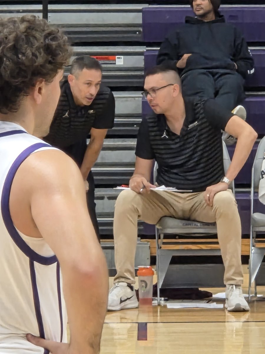 iancle1's tweet image. Coach Isaiah Cavaco of @EarlhamBBall was locked 🔒 in and did an amazing job coaching today. #D3Hoops #CollegeBasketball #icchangeshowcase ❤️🙏