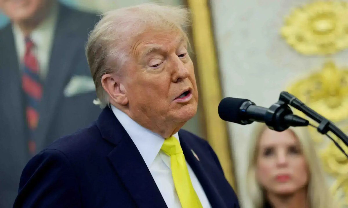 أعلن الرئيس الأمريكي دونالد ترامب أن بلاده لن تشارك في قمة مجموعة العشرين المقررة في جنوب أفريقيا، مكررًا مزاعم قديمة عن استهداف المزارعين من أصول أوروبية هناك. ووصفت بريتوريا قراره بالمؤسف، مؤكدة أن ادعاءاته غير مستندة إلى حقائق، وأنها ماضية في تنظيم قمة ناجحة في ٢٢ و٢٣ نوفمبر.