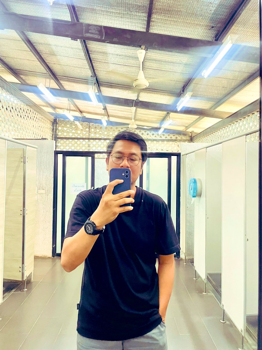 แต่ใจของฉันบอก อยากอยู่กับเธอต่อ
แต่ฉันวิงวอนกับเธอได้เพียงสายตา

🥺