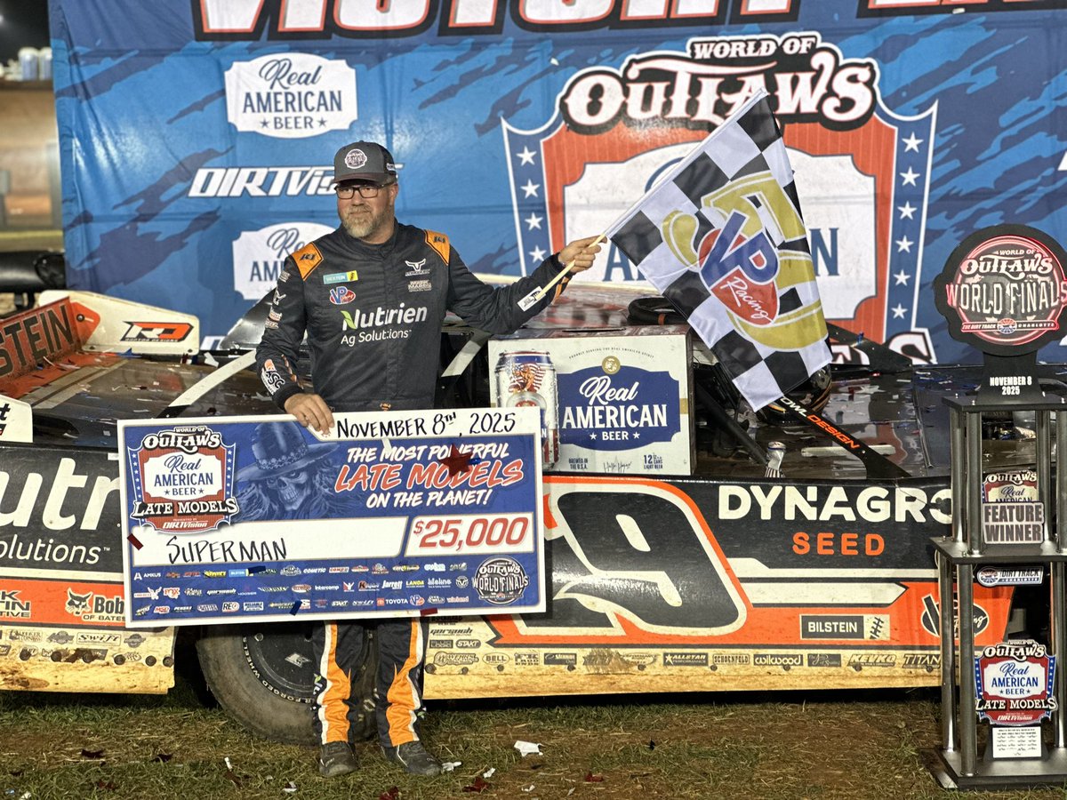 🏁 <a href="/TheFast49/">Jonathan Davenport</a> prevails in perhaps the most entertaining feature at World Finals! 

“Superman” turns back Hudson O’Neal and the Rumley 6 in a classic shootout — five official lead changes in that one.

19th victory of 2025 for Fast 49. O’Neal and Drake Troutman podium.