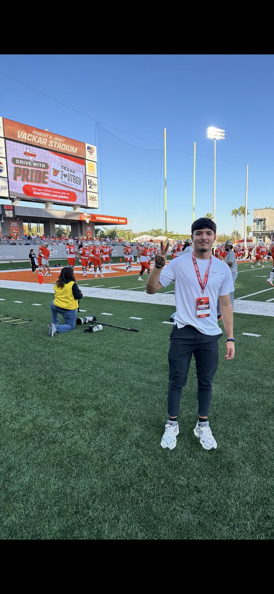 JaySolis_12's tweet photo. Electric atmosphere! A BIG THANKS to @CoachRegalado &amp; @CoachGHenderson for amazing experience! 🟠⚪️

@UTRGVFootball @CoachTBush

#BEGREAT #HAWKPRIDE #MULTISPORTATHLETE https://t.co/gozVW7cKH7