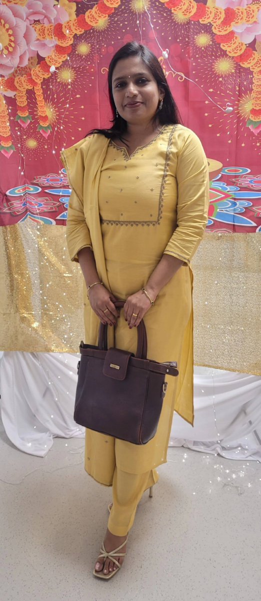 thetinaedit's tweet image. Diwali 2025 celebrations finally done. 🪔

My takeaway - 
Let your light shine! 
No dimming. No apologies. 

#SundayReflections #Diwali2025 #TheTinaEdit #PastelAndClassy