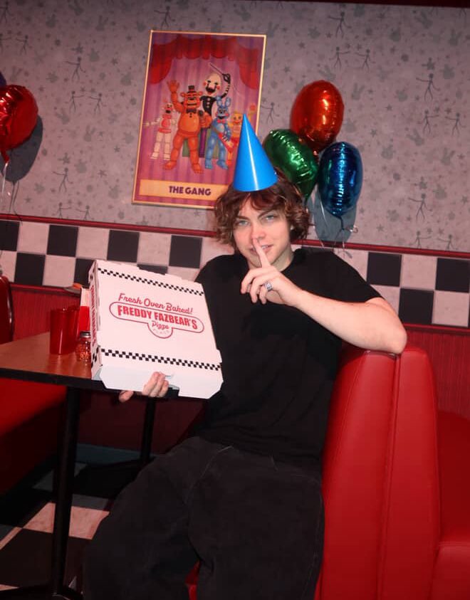 chasekeithhh's tweet image. five nights at freddy’s with the gang