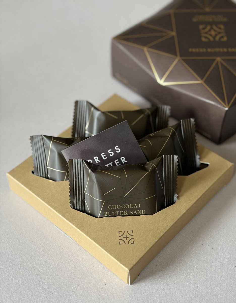 tabiazarasi's tweet image. プレスバターサンドのこの商品、パッケージリニューアルしたのかな？またまたすごい事になってる！
まずこの箔の面積✨15cm四方はある。箔のラインに合わせたエンボスも凄い！開けようと思ってひっくり返すと、お菓子には珍しいインターロック。続
#パッケージデザイン