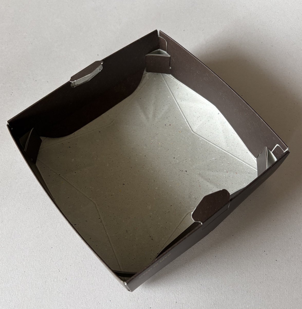 tabiazarasi's tweet image. プレスバターサンドのこの商品、パッケージリニューアルしたのかな？またまたすごい事になってる！
まずこの箔の面積✨15cm四方はある。箔のラインに合わせたエンボスも凄い！開けようと思ってひっくり返すと、お菓子には珍しいインターロック。続
#パッケージデザイン