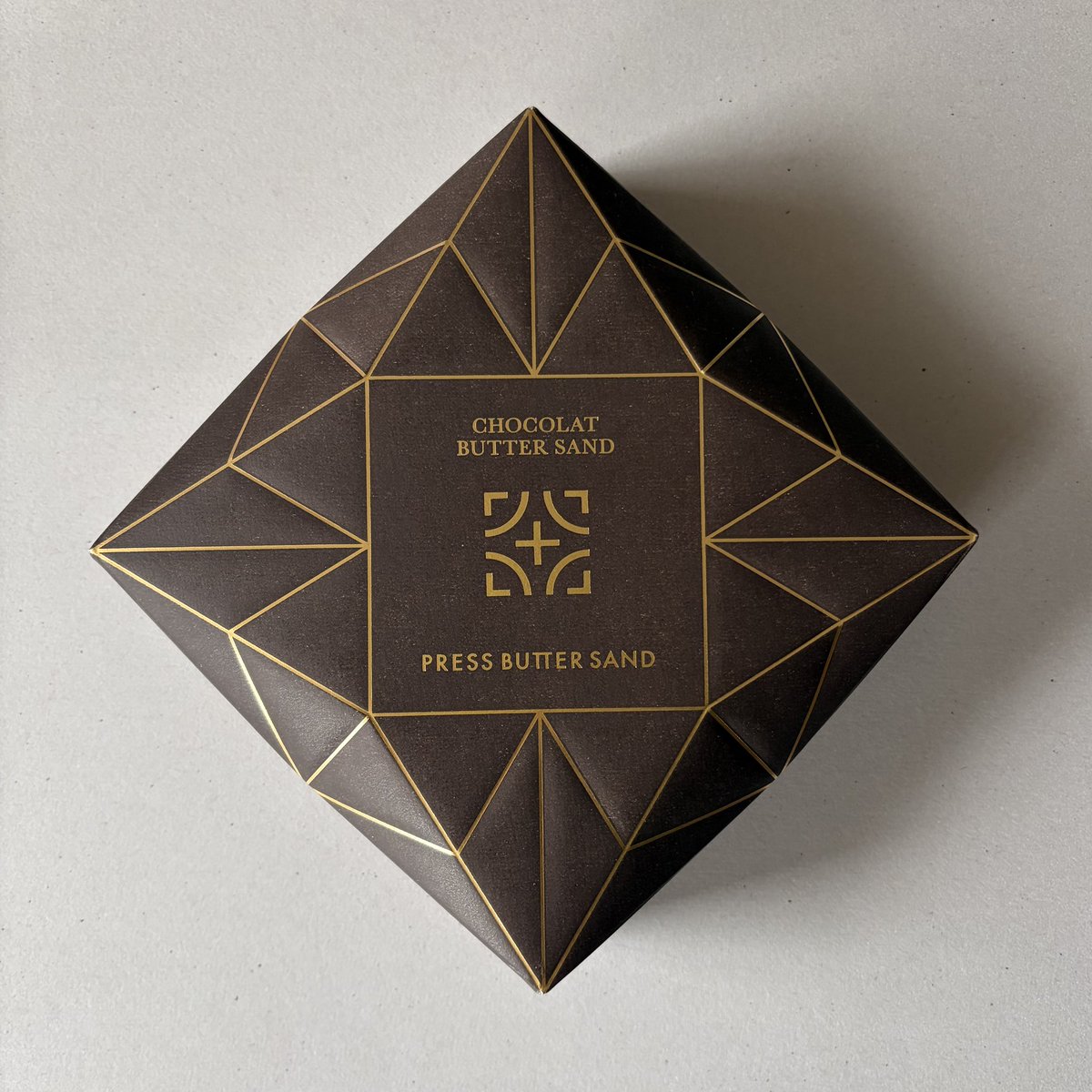 tabiazarasi's tweet image. プレスバターサンドのこの商品、パッケージリニューアルしたのかな？またまたすごい事になってる！
まずこの箔の面積✨15cm四方はある。箔のラインに合わせたエンボスも凄い！開けようと思ってひっくり返すと、お菓子には珍しいインターロック。続
#パッケージデザイン