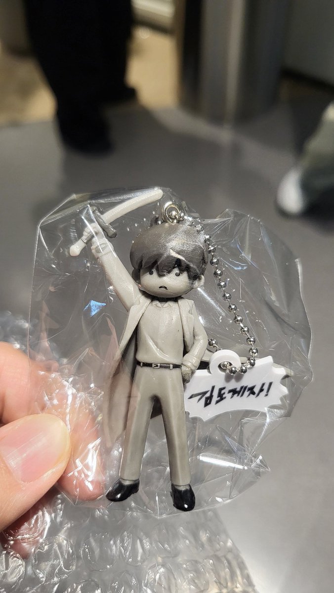 혹시 구마전시 랜덤키링 김도게자 교환하실분? 다른게 아니라 제가 정확히 같은게 나와서🥲
우편도 가능하고 오늘 잠실오시면 현장교환도 가능합니다ㅜㅋ