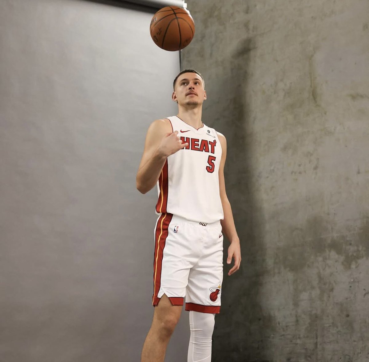 TheHeatCentral's tweet photo. Nikola Jovic vs Blazers

• 29 PTS (career high)
• 8 REB
• 7 AST
• 2 STL
• 62.5  FG%
• + 20

NIKO’S BEST GAME OF THE YEAR 😮‍💨 https://t.co/vBWNIbdq4w
