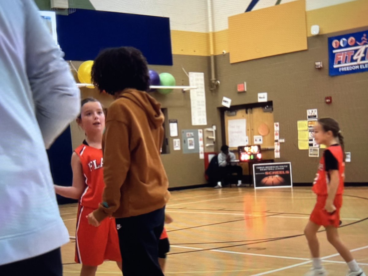 jjtaylor1111's tweet image. There is always time to #PayItForward I love talking, coaching , and being around these young hoopers. 🤞🏽♾️🪶 #tribe