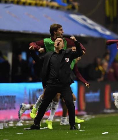cris__ese's tweet photo. Salir de su cancha con el puño en alto

Es hoy, Muñeco. Un último baile, como vos sabes https://t.co/UXWSVocyxS
