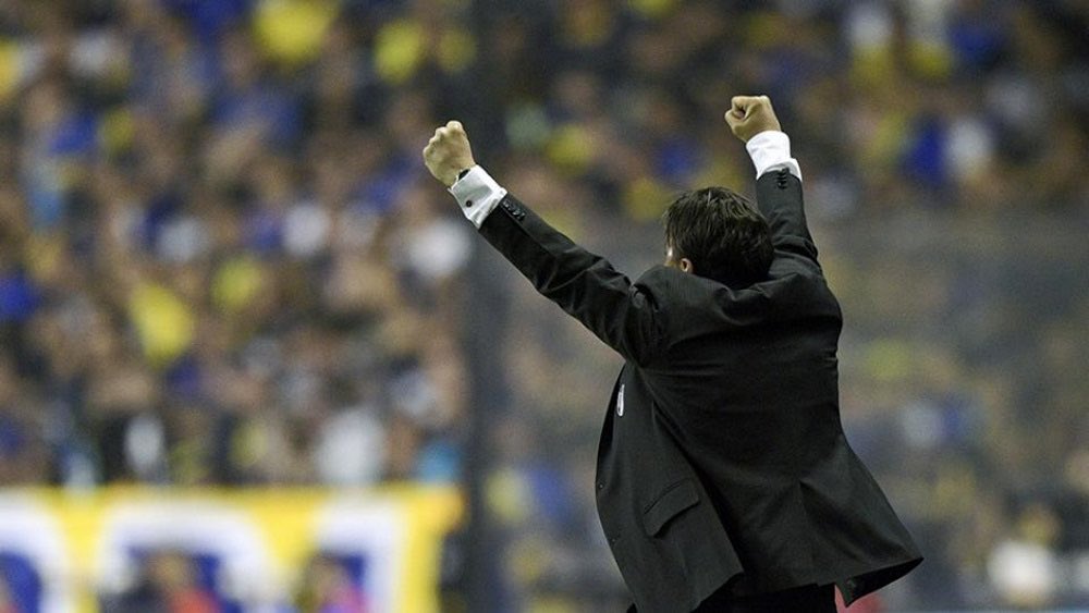 cris__ese's tweet photo. Salir de su cancha con el puño en alto

Es hoy, Muñeco. Un último baile, como vos sabes https://t.co/UXWSVocyxS