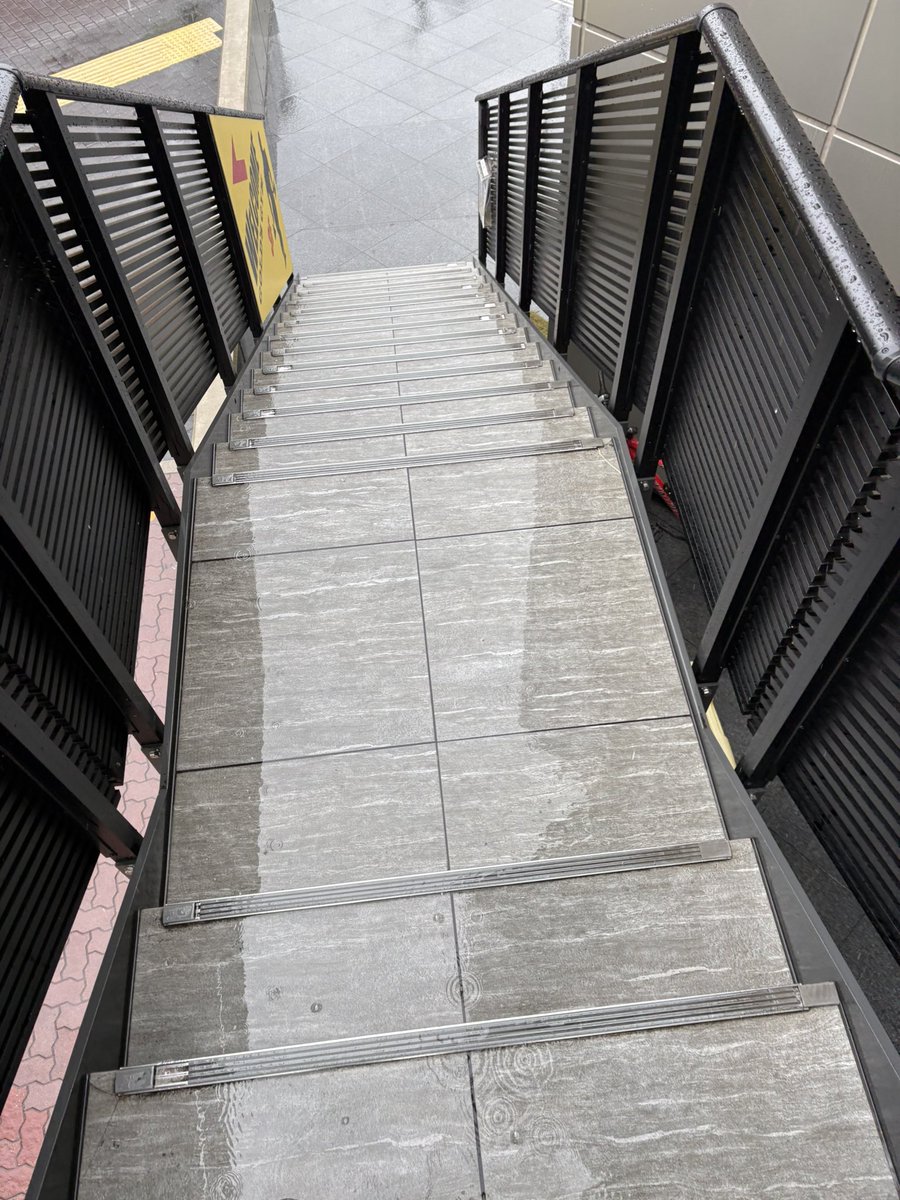 めっちゃ雨だけどジムきたのはいいけど
くせ毛が今日爆発してるって
うねってうねってしゃーない