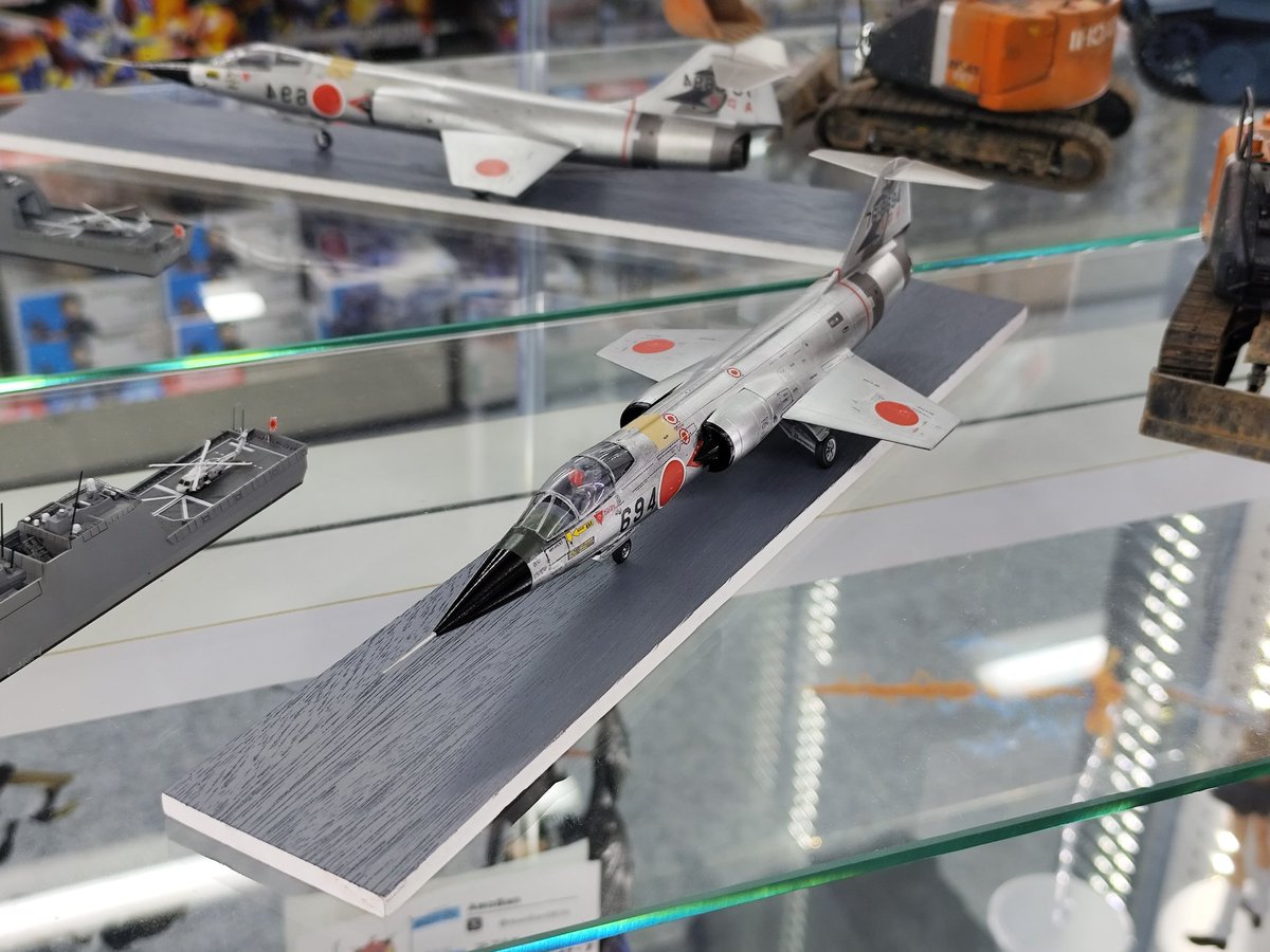 博多ヨドバシ様での展示コーナーの作品入れ替えを行いました。
新たにハセガワ F-104J (1/72) が展示に加わりました!! ぜひご覧ください✨✨