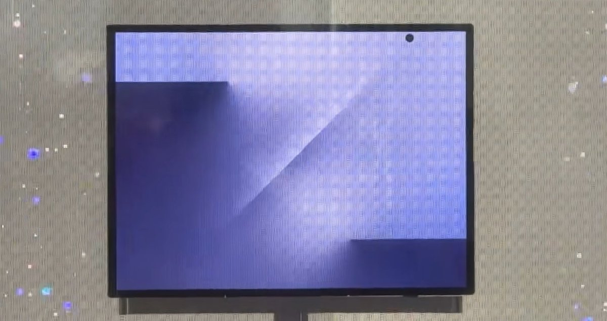 techshreeman's tweet photo. Detailed look at Galaxy Tri-fold :

✅ 6.5" outer &amp; 10" inner display
✅ 3 rear📸,2🤳

Folding mechanism :

3 displays side by side when fully opened,

✅ The left side display folds on top of the middle display &amp; then the right side display folds above the left side display https://t.co/Ldtlne0hHq