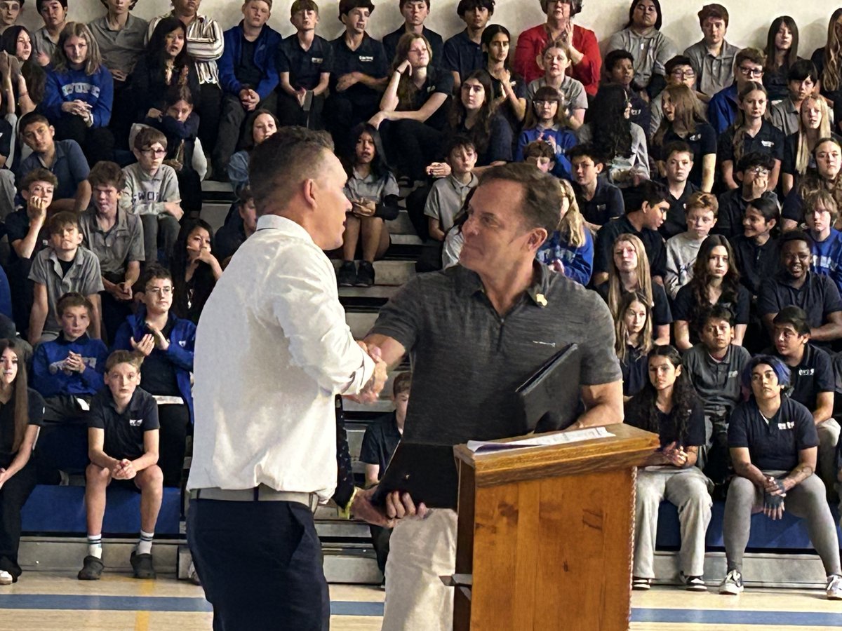 WashoeSchools's tweet image. #SwopeMiddleSchool honored veterans and celebrated alum Lt. Col. Kevin Key (ret.) during its 21st Annual Veterans Day Assembly. 🇺🇸

A plaque recognizing his 24 years of service will be added to Swope’s Hall of Heroes.

#WeAreWCSD #WCSDproud #VeteransDay