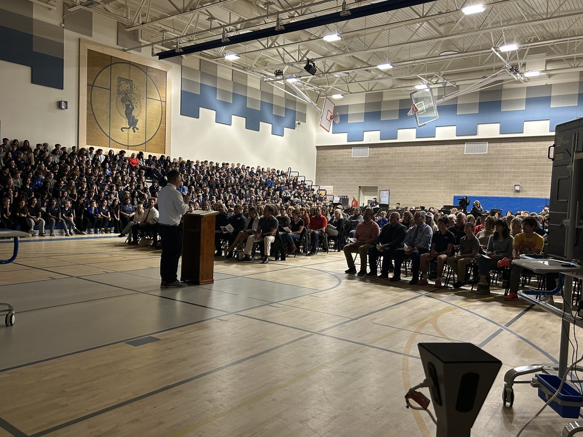 WashoeSchools's tweet image. #SwopeMiddleSchool honored veterans and celebrated alum Lt. Col. Kevin Key (ret.) during its 21st Annual Veterans Day Assembly. 🇺🇸

A plaque recognizing his 24 years of service will be added to Swope’s Hall of Heroes.

#WeAreWCSD #WCSDproud #VeteransDay