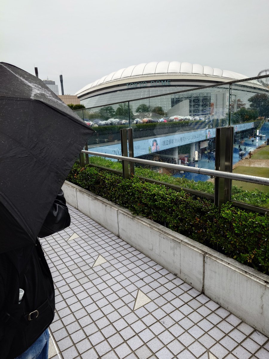 rumin1515's tweet photo. EIKICHI YAZAWA LIVE in TOKYO DOME「Do It！YAZAWA 2025」2日目。初日15時ドーム到着でグッズ販売に1時間並んだけど、開演1時間で購入できるか不安＆座席にスムーズに到着できない＆水分持ってないなど不安要素重なり断念。2日目は10:30に来たけどグッズ販売長蛇…また諦めます。
#矢沢永吉 https://t.co/CbwEvNGjGj