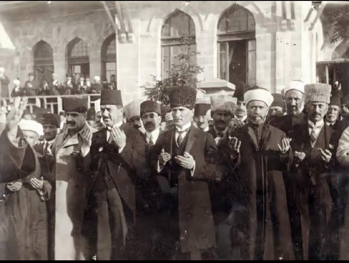 🇹🇷Meclisi dualarla açtıran Atatürk’e  duayı çok görüyor, düşmana dost olanlar‼️

#enbüyükyasım10Kasım 
#YüceAtatürk