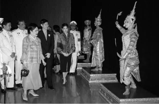 HupzdNM9qWxEwUq's tweet photo. #พระบรมราชชนนีพันปีหลวง เสด็จสู่สวรรคาลัย สมเด็จพระนางเจ้าสิริกิติ์ พระบรมราชินีนาถ พระบรมราชชนนีพันปีหลวง   ด้วยสำนึกในพระมหากรุณาธิคุณเป็นล้นพ้นอันหา ที่สุดมิได้ https://t.co/Z9N63CWH2E