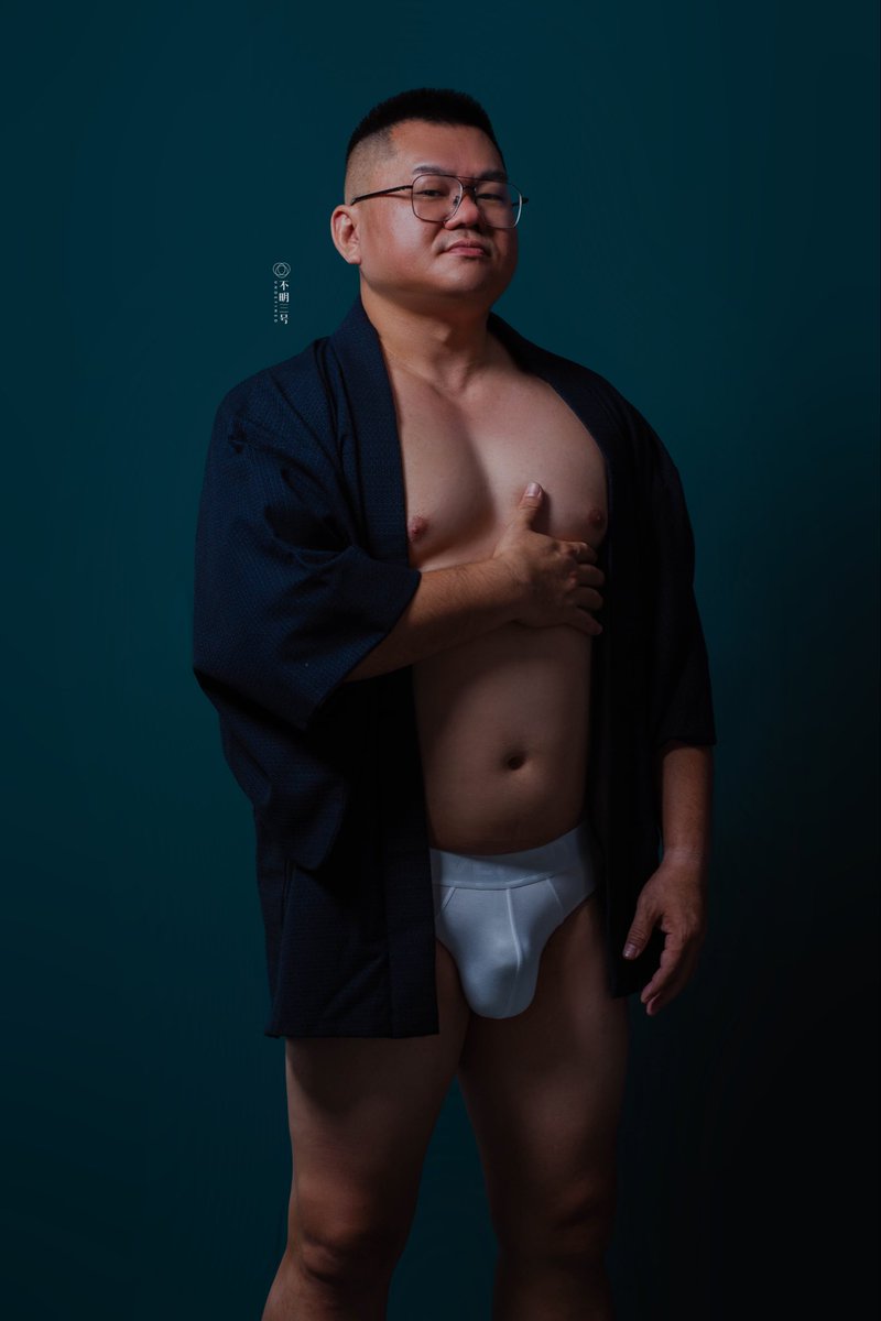 undefinedmy's tweet photo. UNDEFINED 不明三号 - 人像拍摄

有时候，停下来、深呼吸，
也是一种存在的方式。

镜头只是记录，
真正的故事，
都藏��光与影的缝隙里。

慢一点，才能看见生活的温度。

#不明三号 #undefined #男生写真 
#日系氛围 #自信男人 https://t.co/ZP0wXA4mkj