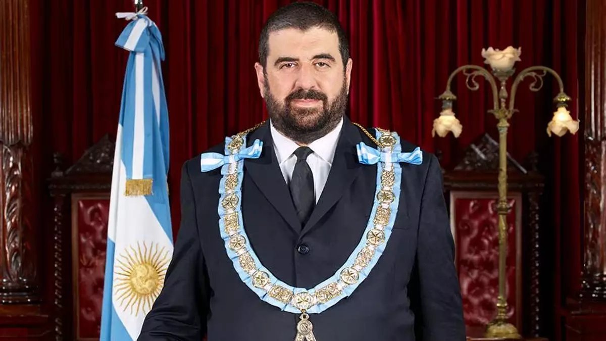 Lo que si podemos confirmar es la relación entre el Gran Maestre y Patricia Bullrich. Una que llega hasta lo laboral, habiéndolo convertido en un funcionario importante del área de seguridad.   

Despertate argentino, vienen por vos.