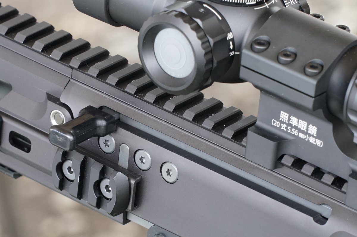 hyperdouraku's tweet image. 実銃の20式小銃のピカティニーレールの拡大画像を貼っておきます。シリアルは300番台と9000番台の二丁です。
#20式小銃
#ピカティニーレール