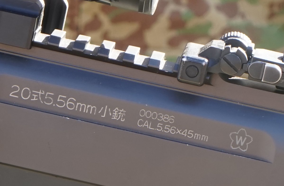 hyperdouraku's tweet image. 実銃の20式小銃のピカティニーレールの拡大画像を貼っておきます。シリアルは300番台と9000番台の二丁です。
#20式小銃
#ピカティニーレール