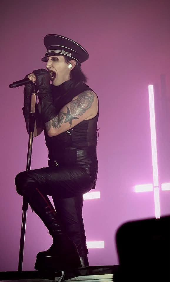 GerdaBarrel's tweet photo. Nov 4 | Manchester, UK
📸 Jess Summer
#marilynmanson #marilynmansonforever #marilynmansonlove #marilynmansonfan #marilynmansonfamily #mansonite #mansonites #istandwithmarilynmanson #brianwarner #brianhughwarner #manson https://t.co/3cDkIotKyZ