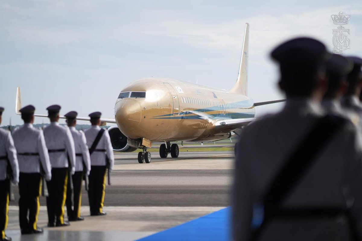 Duli Yang Amat Mulia Tunku Mahkota Ismail, Pemangku Sultan Johor berangkat ke Hangar Diraja Johor bagi mengiringi keberangkatan tiba Kebawah Duli Yang Maha Mulia Seri Paduka Baginda Yang di-Pertuan Agong Sultan Ibrahim ke Johor Bahru pada hari ini, 9 November 2025. Allah