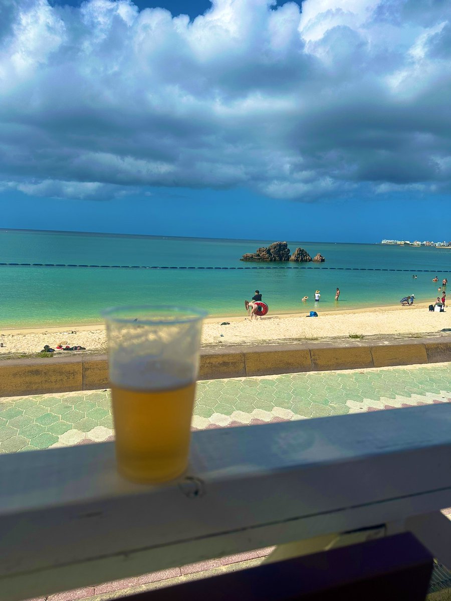 沖縄はこの時期が1番好き。 幼馴染と嫁が海で遊んでるの観ながらビール