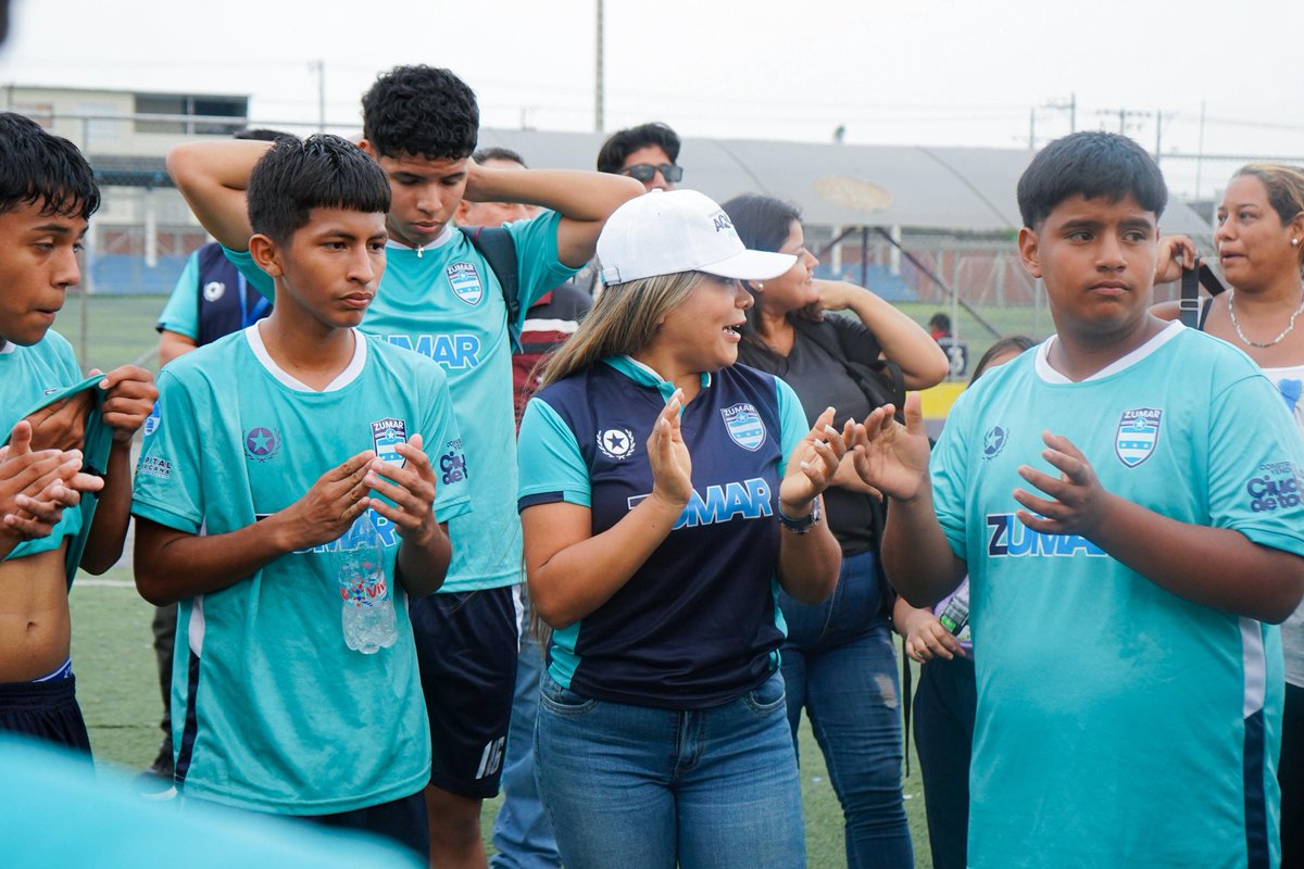 ZumarGye's tweet image. Con bombos y tambores, la comunidad ZUMAR alentó desde las gradas a los chicos Sub-16 que participan en el torneo de fútbol LigaPro Kids.
El talento deportivo apoyado por la Alcaldia de Guayaquil en la Capital Americana del Deporte.
#Guayaquil 
#ConstruyendoLaCiudadDeTodos