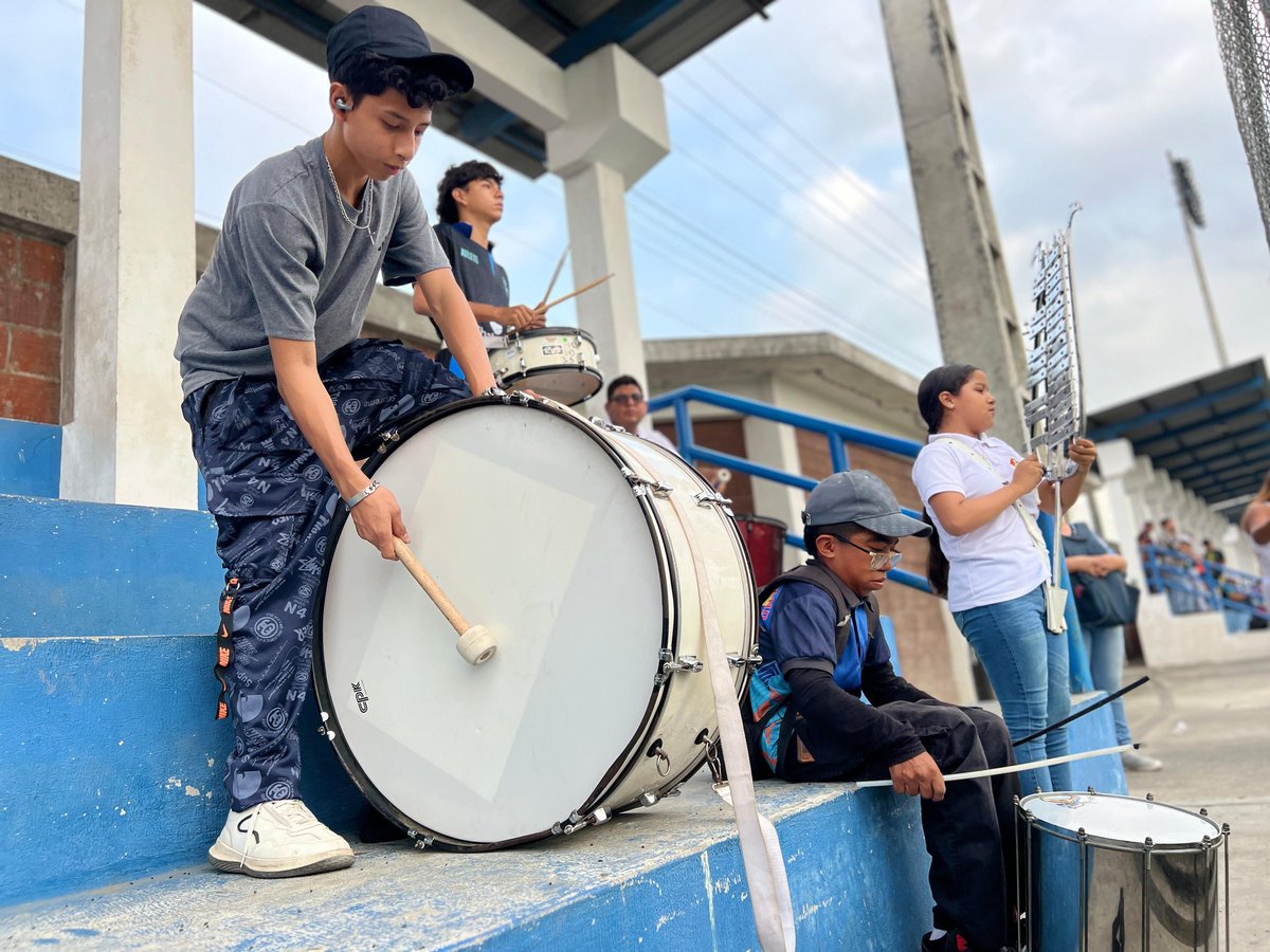 ZumarGye's tweet image. Con bombos y tambores, la comunidad ZUMAR alentó desde las gradas a los chicos Sub-16 que participan en el torneo de fútbol LigaPro Kids.
El talento deportivo apoyado por la Alcaldia de Guayaquil en la Capital Americana del Deporte.
#Guayaquil 
#ConstruyendoLaCiudadDeTodos