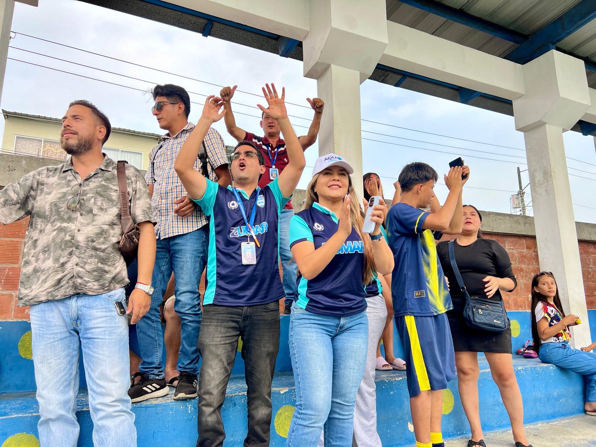 ZumarGye's tweet image. Con bombos y tambores, la comunidad ZUMAR alentó desde las gradas a los chicos Sub-16 que participan en el torneo de fútbol LigaPro Kids.
El talento deportivo apoyado por la Alcaldia de Guayaquil en la Capital Americana del Deporte.
#Guayaquil 
#ConstruyendoLaCiudadDeTodos