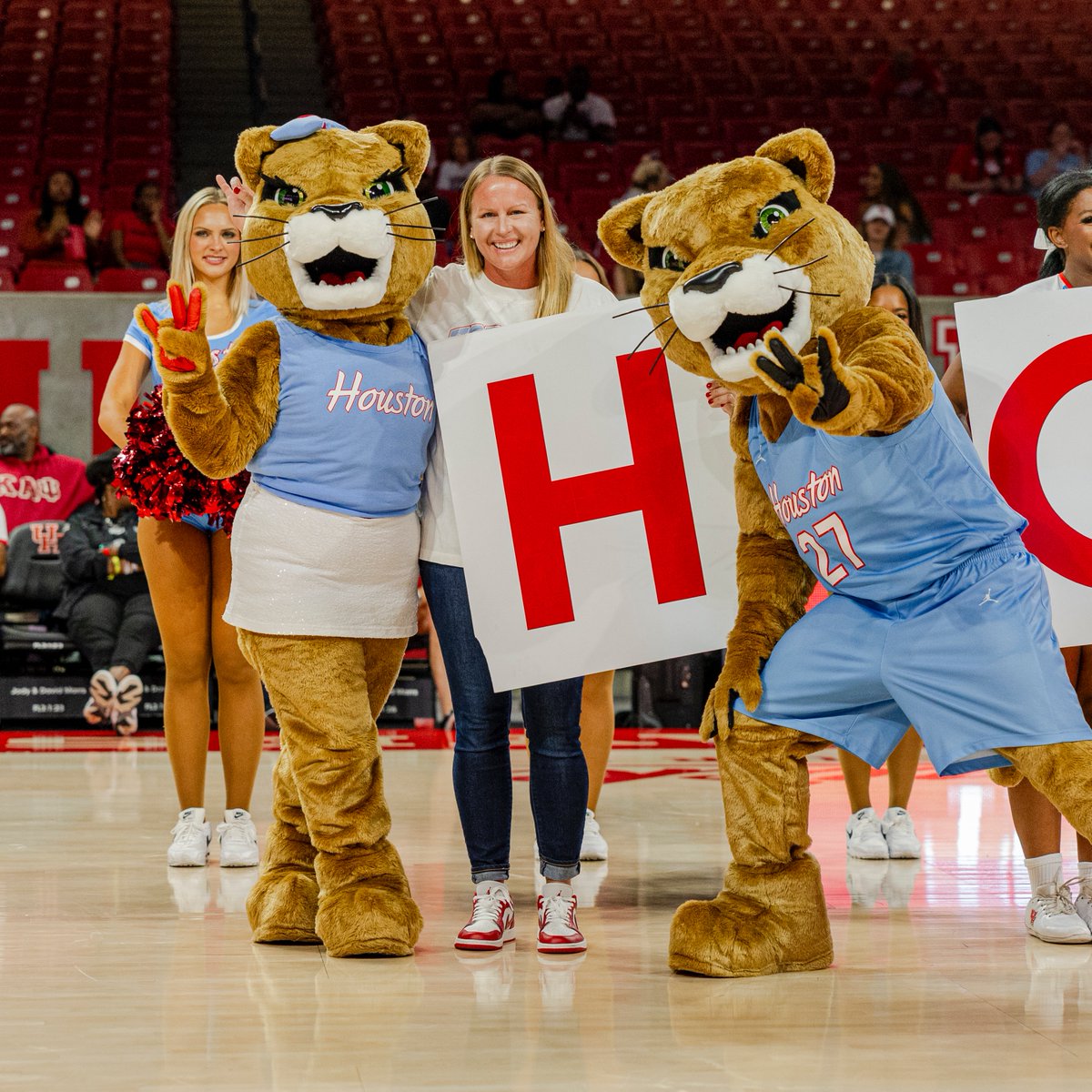 UHCougarSB's tweet image. Head Coach @CSchoony11 in the house for tonight&apos;s Honorary H with @UHCougarWBB❗️