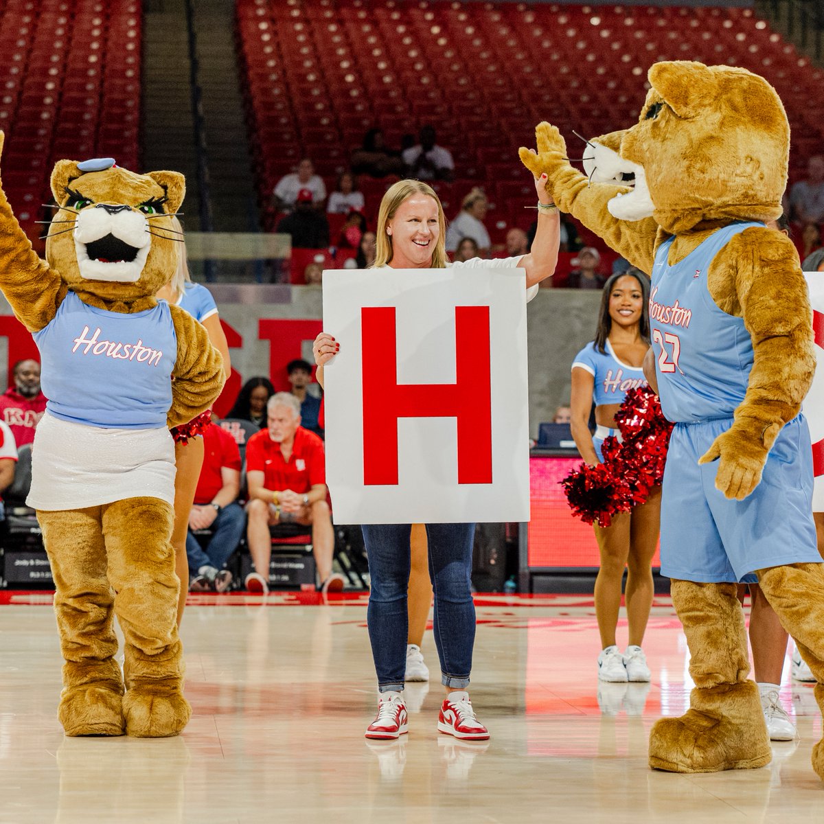 UHCougarSB's tweet image. Head Coach @CSchoony11 in the house for tonight&apos;s Honorary H with @UHCougarWBB❗️