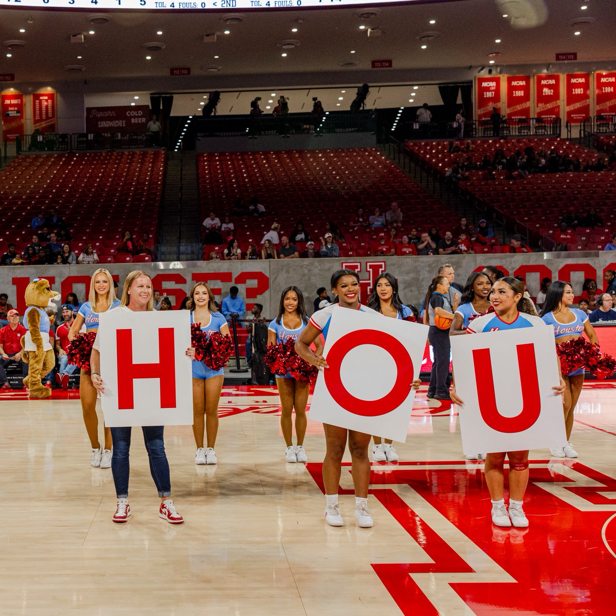 UHCougarSB's tweet image. Head Coach @CSchoony11 in the house for tonight&apos;s Honorary H with @UHCougarWBB❗️