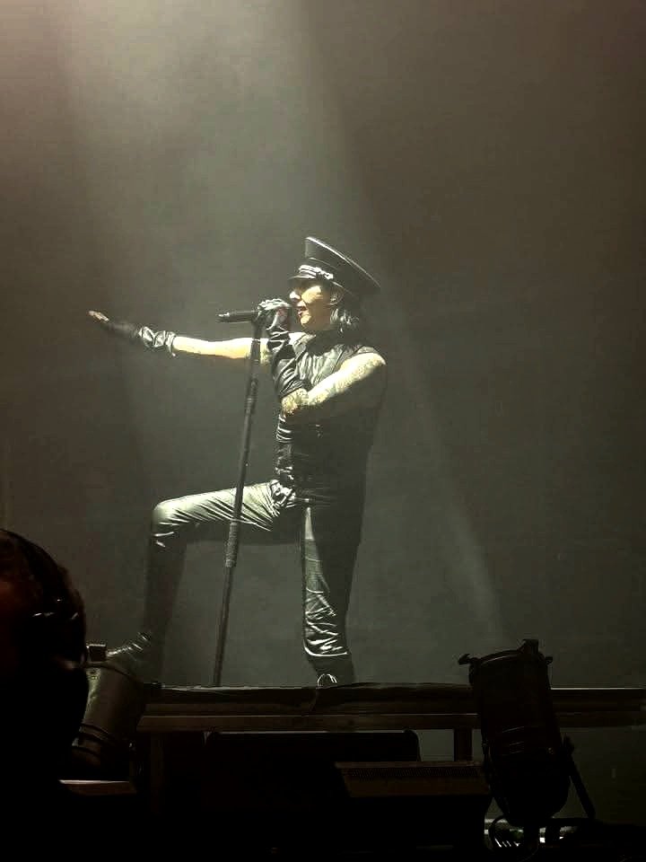 GerdaBarrel's tweet photo. Nov 4 | Manchester, UK
📸 Shaun Morris
#marilynmanson #marilynmansonforever #marilynmansonlove #marilynmansonfan #marilynmansonfamily #mansonite #mansonites #istandwithmarilynmanson #brianwarner #brianhughwarner #manson https://t.co/is5bxSx6RQ