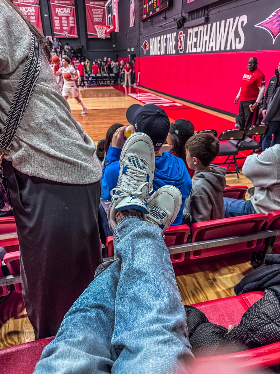 tymcgregor's tweet photo. ๐๐Courtside > Poolsideโ๏ธโ๏ธ Cal Poly vs Seattle University
#RedHawkCenter https://t.co/vfyZEygI5t