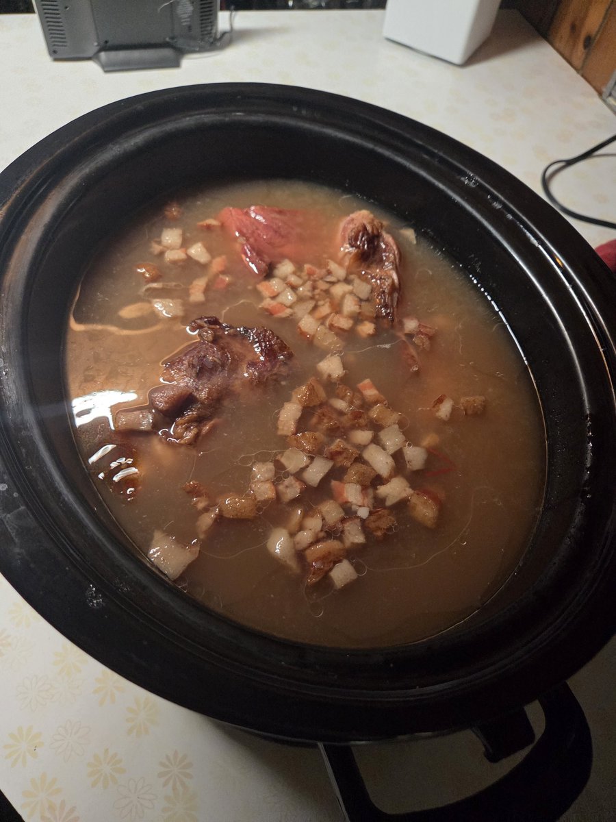 parkercatt81198's tweet image. It&apos;s time to start teaching people that lost their #snap benefits how to cook simple.
Pinto beans with hog jowls. Since im rich I also added a ham hock.